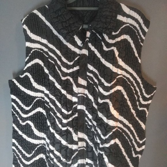 Puffy Crinkle Women's Reversible Black & White Vest Pleated in Front Stretchy - Picture 1 of 7